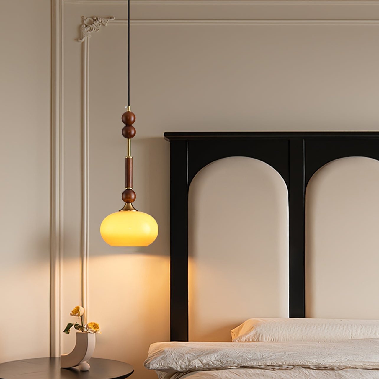 Romy – Pendelleuchte im römischen Stil mit Glas, Holz und Messing