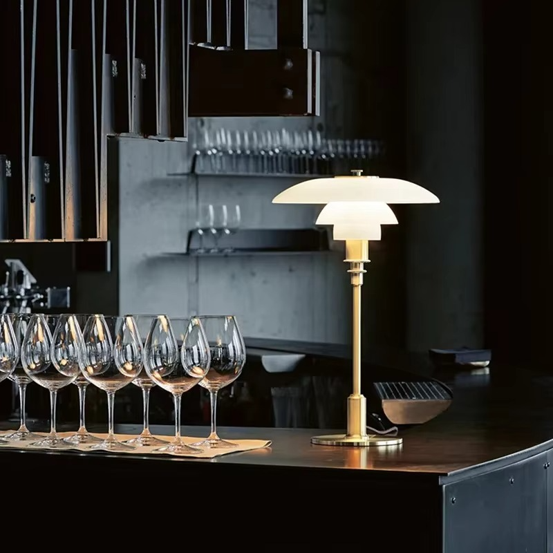 Mara – Künstlerische Tischlampe aus Glas & Schmiedeeisen