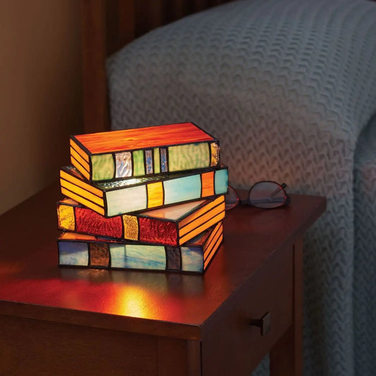 Gestapelte Bücher Lampe Nachttisch