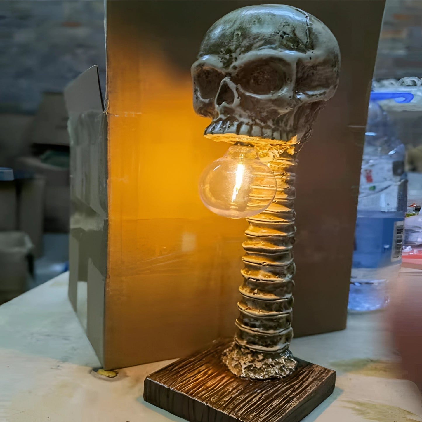 Gravok – Gruselige Totenkopf-Tischlampe für Halloween