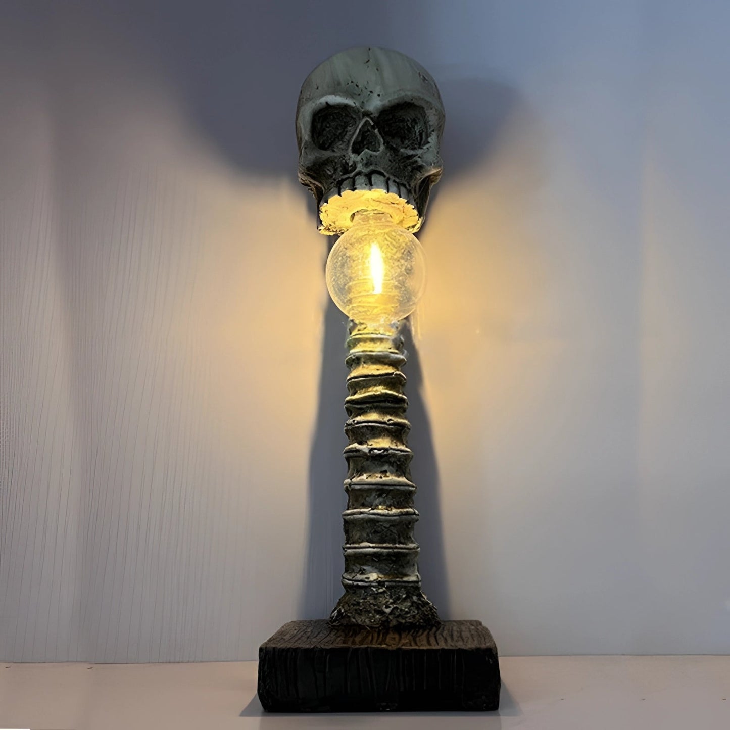 Gravok – Gruselige Totenkopf-Tischlampe für Halloween