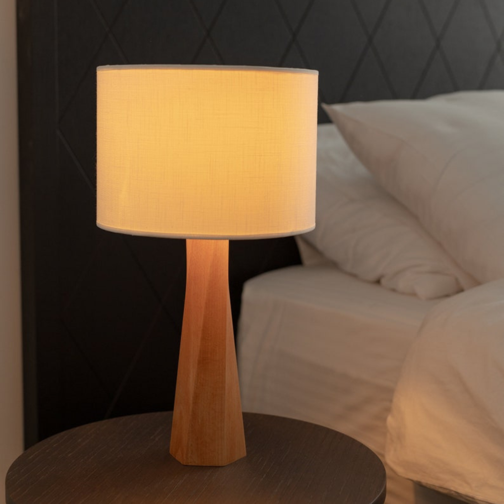 Bringen Sie einen Hauch von Raffinesse in Ihr Zuhause mit dieser modernen Tischlampe aus Holz mit einem einzigartig verdrehten Sockel-Design. Die natürlichen Holztöne und klaren Linien machen sie zu einem vielseitigen Akzentobjekt für Schlafzimmer, Wohnzimmer oder Heimbüros. Mit einem Lampenschirm aus Stoff strahlt diese Lampe ein weiches, warmes Licht aus, das eine einladende und entspannende Atmosphäre schafft. Ihre minimalistische Ästhetik und hochwertige Verarbeitung sorgen dafür, dass sie sich mühelos 