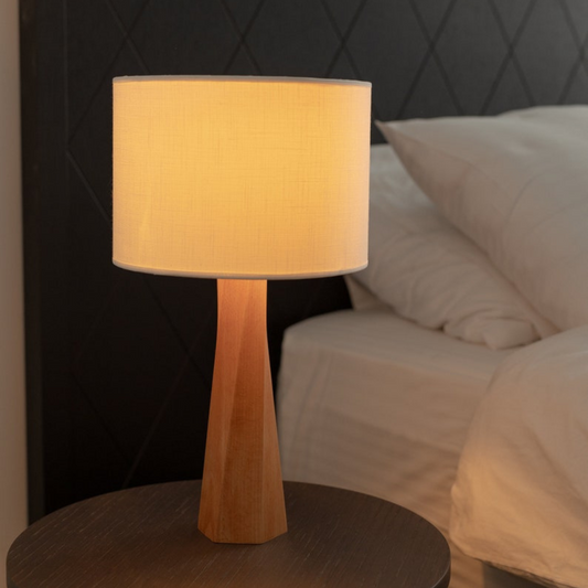 Bringen Sie einen Hauch von Raffinesse in Ihr Zuhause mit dieser modernen Tischlampe aus Holz mit einem einzigartig verdrehten Sockel-Design. Die natürlichen Holztöne und klaren Linien machen sie zu einem vielseitigen Akzentobjekt für Schlafzimmer, Wohnzimmer oder Heimbüros. Mit einem Lampenschirm aus Stoff strahlt diese Lampe ein weiches, warmes Licht aus, das eine einladende und entspannende Atmosphäre schafft. Ihre minimalistische Ästhetik und hochwertige Verarbeitung sorgen dafür, dass sie sich mühelos 