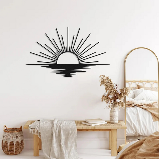 Verschönern Sie Ihren Wohnbereich mit diesem atemberaubenden Wandbild aus Metall, das einen minimalistischen Sonnenaufgang über dem Wasser zeigt. Das aus hochwertigem Metall gefertigte Kunstwerk mit glatter schwarzer Oberfläche eignet sich perfekt, um Ihrem Schlafzimmer, Wohnzimmer oder Eingangsbereich einen Hauch moderner Eleganz zu verleihen. Die geometrischen Sonnenstrahlen und das reflektierende Wasserdetail schaffen eine harmonische und beruhigende Ästhetik, die zu einer Vielzahl von Einrichtungsstilen