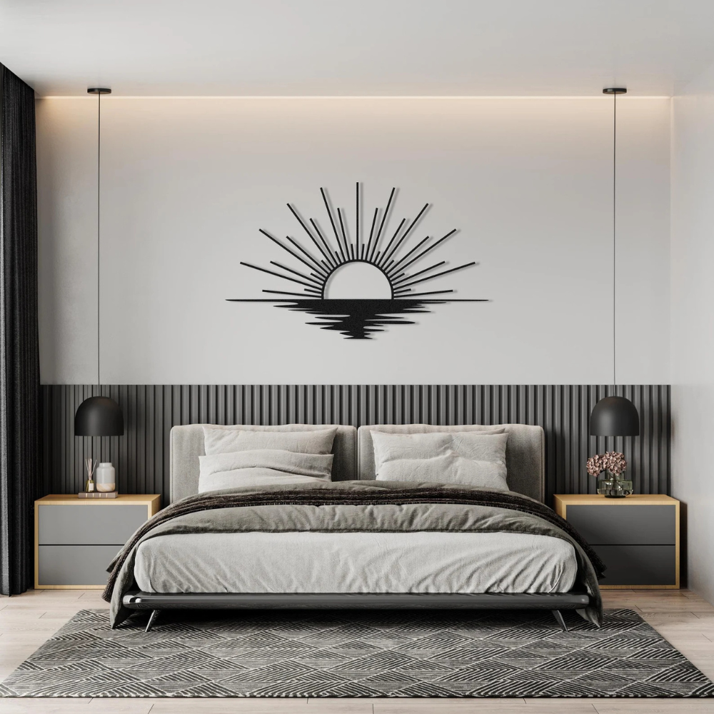 Verschönern Sie Ihren Wohnbereich mit diesem atemberaubenden Wandbild aus Metall, das einen minimalistischen Sonnenaufgang über dem Wasser zeigt. Das aus hochwertigem Metall gefertigte Kunstwerk mit glatter schwarzer Oberfläche eignet sich perfekt, um Ihrem Schlafzimmer, Wohnzimmer oder Eingangsbereich einen Hauch moderner Eleganz zu verleihen. Die geometrischen Sonnenstrahlen und das reflektierende Wasserdetail schaffen eine harmonische und beruhigende Ästhetik, die zu einer Vielzahl von Einrichtungsstilen