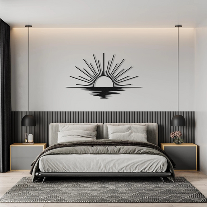 Verschönern Sie Ihren Wohnbereich mit diesem atemberaubenden Wandbild aus Metall, das einen minimalistischen Sonnenaufgang über dem Wasser zeigt. Das aus hochwertigem Metall gefertigte Kunstwerk mit glatter schwarzer Oberfläche eignet sich perfekt, um Ihrem Schlafzimmer, Wohnzimmer oder Eingangsbereich einen Hauch moderner Eleganz zu verleihen. Die geometrischen Sonnenstrahlen und das reflektierende Wasserdetail schaffen eine harmonische und beruhigende Ästhetik, die zu einer Vielzahl von Einrichtungsstilen