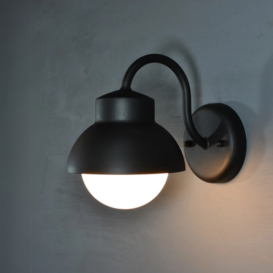 Verschönern Sie Ihren Raum mit dieser Wandleuchte im Industriestil mit elegantem, mattschwarzem Finish und einem klassischen, kuppelförmigen Lampenschirm. Die geschwungenen Arme und die freiliegende Glühbirne verleihen ihr einen klassischen und doch modernen Touch und machen sie perfekt für Schlafzimmer, Flure oder Leseecken. Diese Wandleuchte ist aus langlebigen Materialien gefertigt und bietet sowohl Stil als auch Zweckmäßigkeit, indem sie ein warmes, konzentriertes Licht für jede moderne, rustikale oder 
