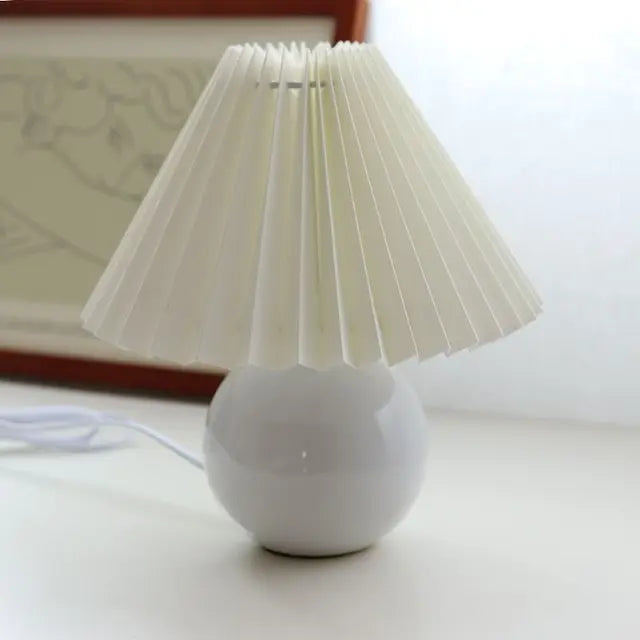 Retro-Tischleuchte mit plissiertem Schirm