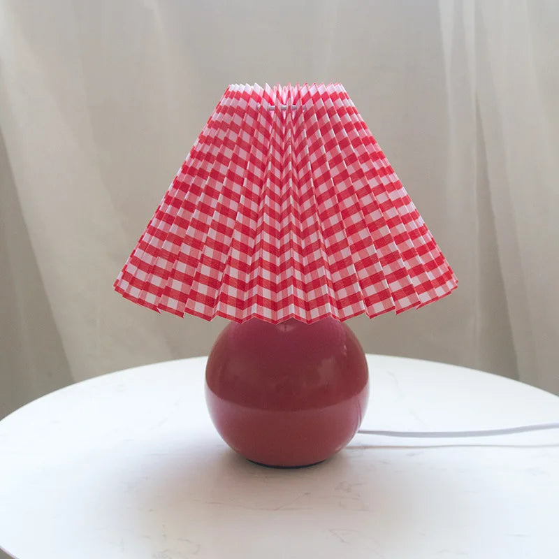Retro-Tischleuchte mit plissiertem Schirm