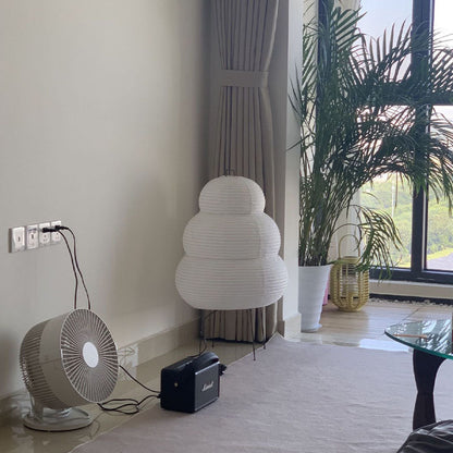 Japanische Reispapierlampe im künstlerischen Design