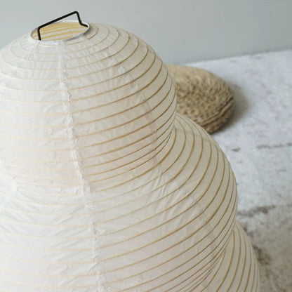 Japanische Reispapierlampe im künstlerischen Design