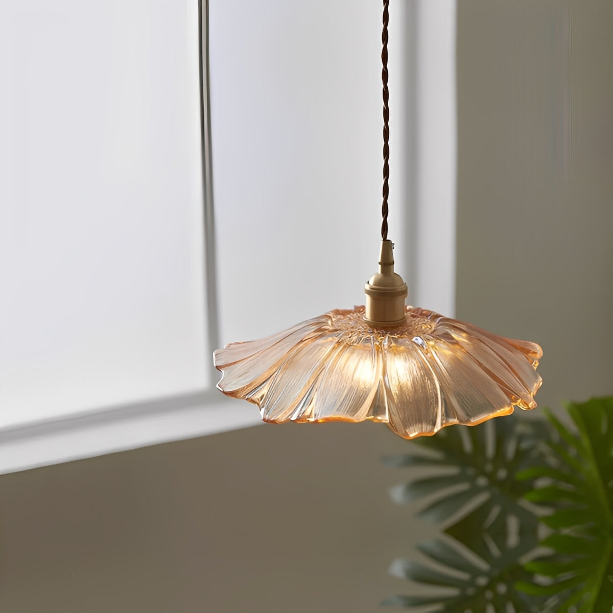 Aki – Eleganter Messing-Glas-Kronleuchter