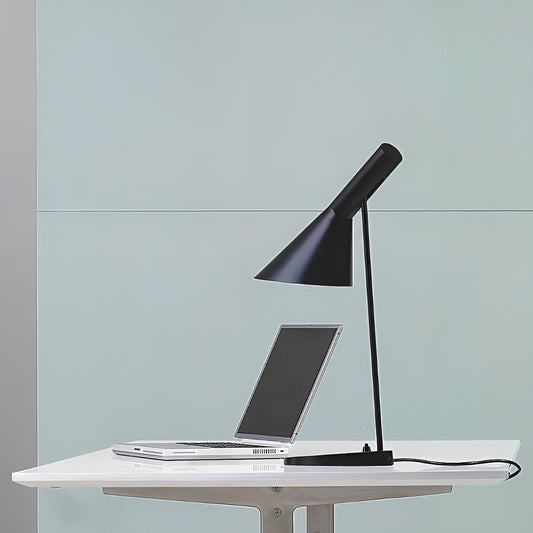 Liv – Nordische LED Tischlampe