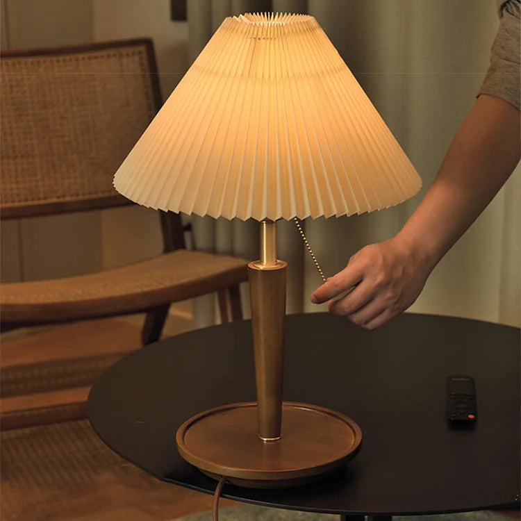 Sayuri – Retro Nachttischlampe aus Walnussholz