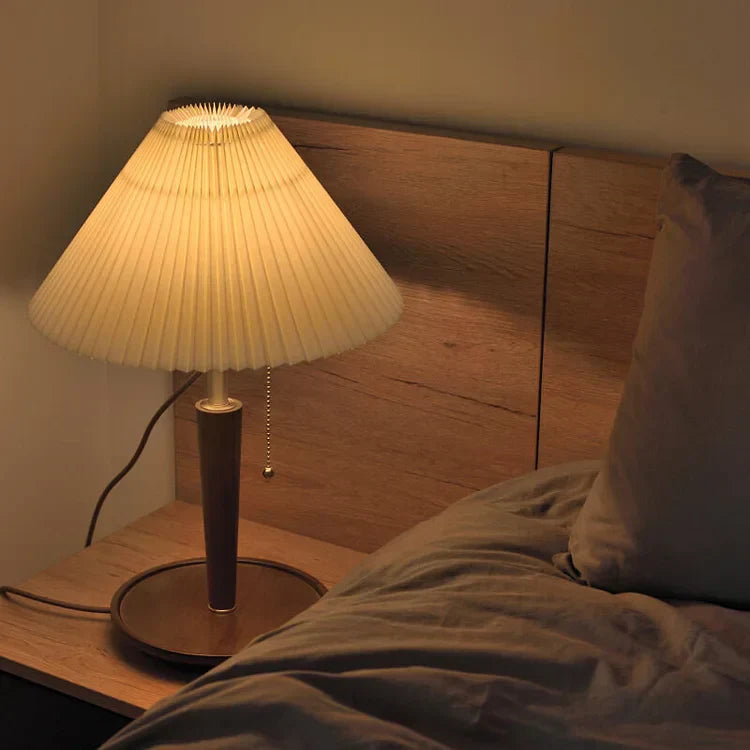 Sayuri – Retro Nachttischlampe aus Walnussholz