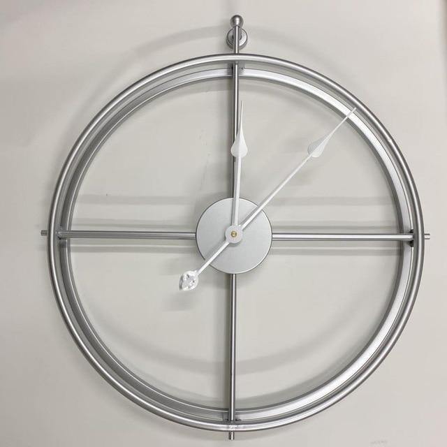 TimeLine – Schlichte Wanduhr aus gebürstetem Metall