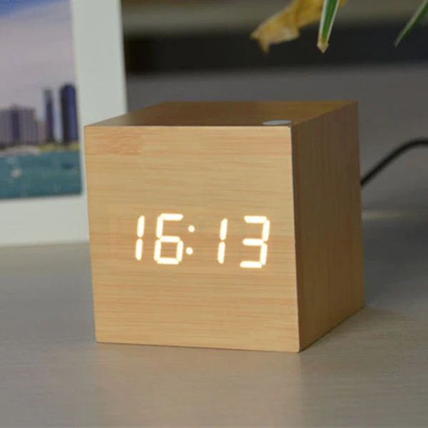 Digitaler Wecker in Holzwürfelform