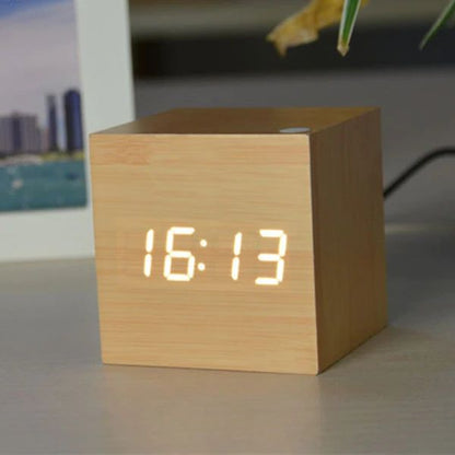 Digitaler Wecker in Holzwürfelform