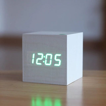 Digitaler Wecker in Holzwürfelform