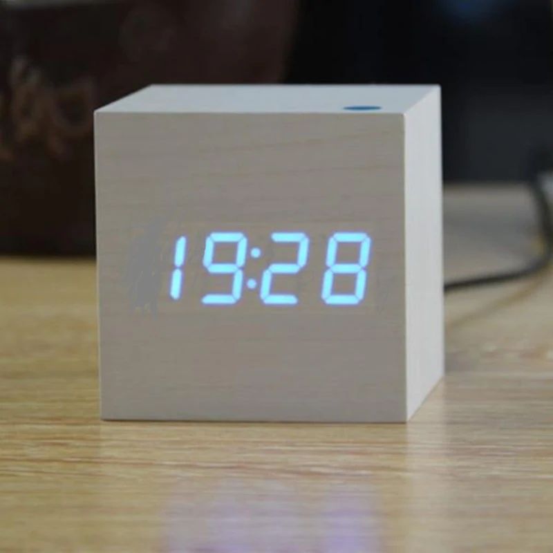 Digitaler Wecker in Holzwürfelform
