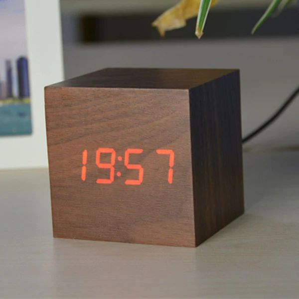Digitaler Wecker in Holzwürfelform
