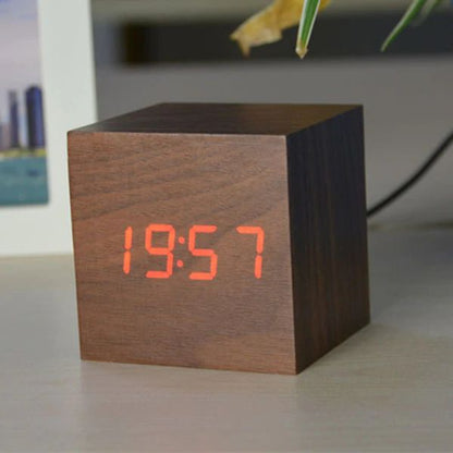 Digitaler Wecker in Holzwürfelform