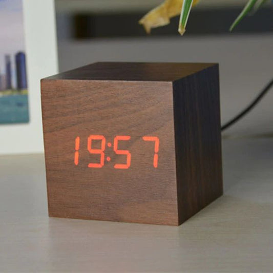 Digitaler Wecker in Holzwürfelform