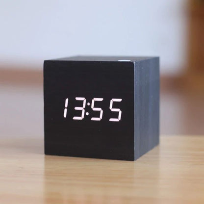 Digitaler Wecker in Holzwürfelform