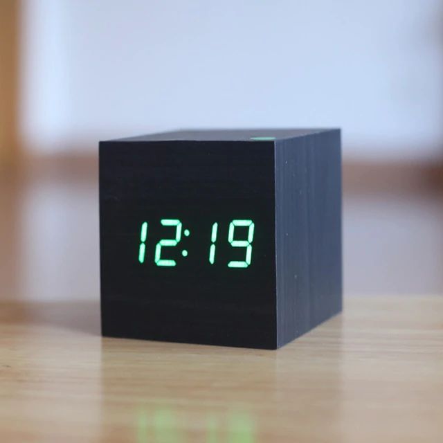 Digitaler Wecker in Holzwürfelform