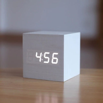 Digitaler Wecker in Holzwürfelform