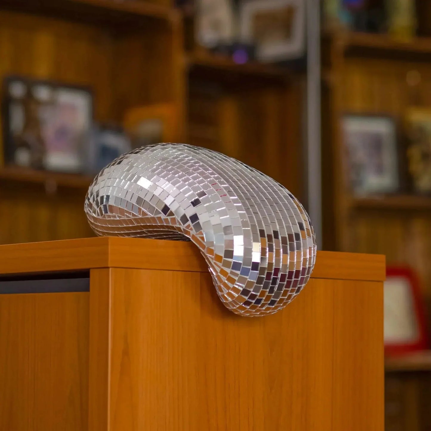 DripDazzle – Schmelzende Discokugel als glitzernde Wanddeko