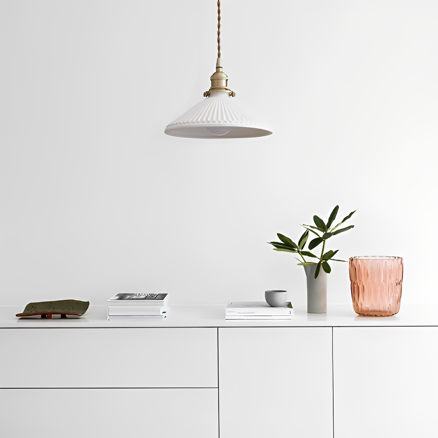Ines – Kleine Keramik-Hängelampe mit Messingdetails